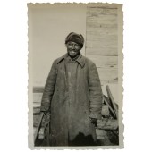 Un prisonnier de guerre soviétique portant un pardessus